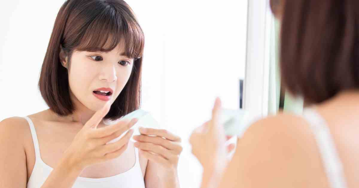 Cách nhận biết da dầu thiếu nước bằng giấy thấm dầu
