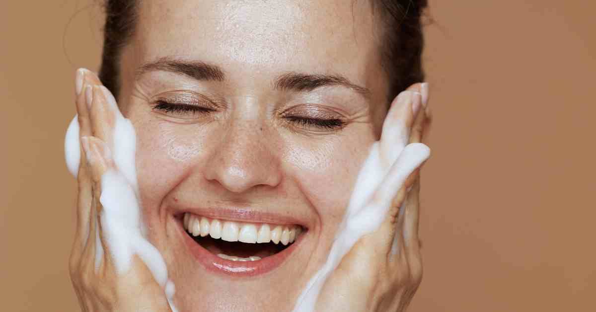 Các bước dưỡng da cho da dầu - Sữa rửa mặt