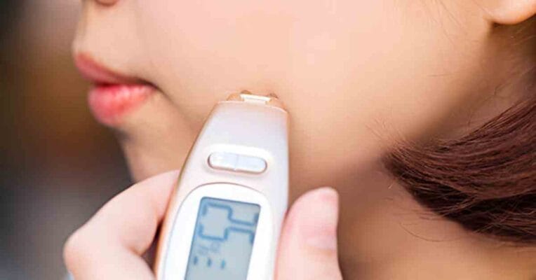 Cách nhận biết da dầu thiếu nước bằng máy đo độ ẩm cầm tay