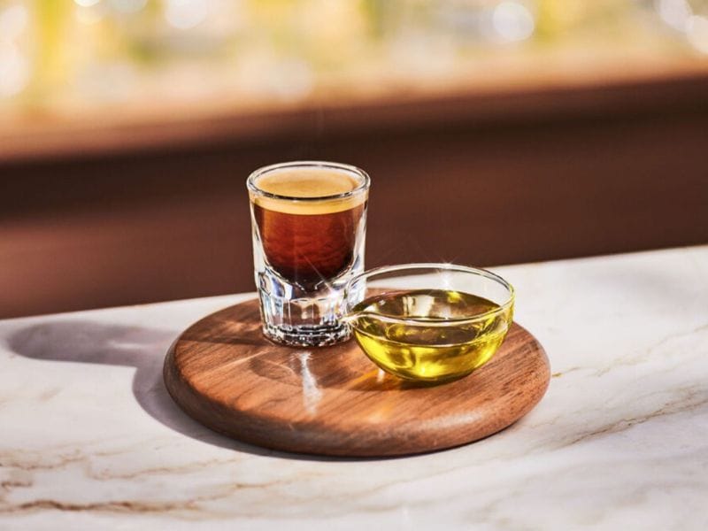 Dầu oliu và bột cà phê