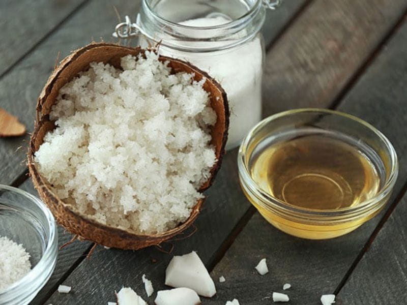 Tẩy da chết bằng muối biển chết và dầu oliu