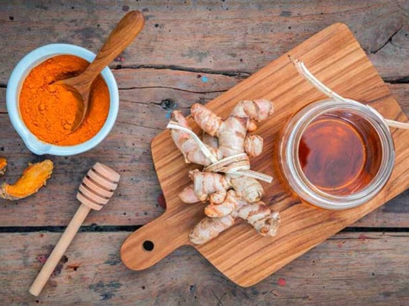 Tẩy da chết bằng nghệ tươi và mật ong