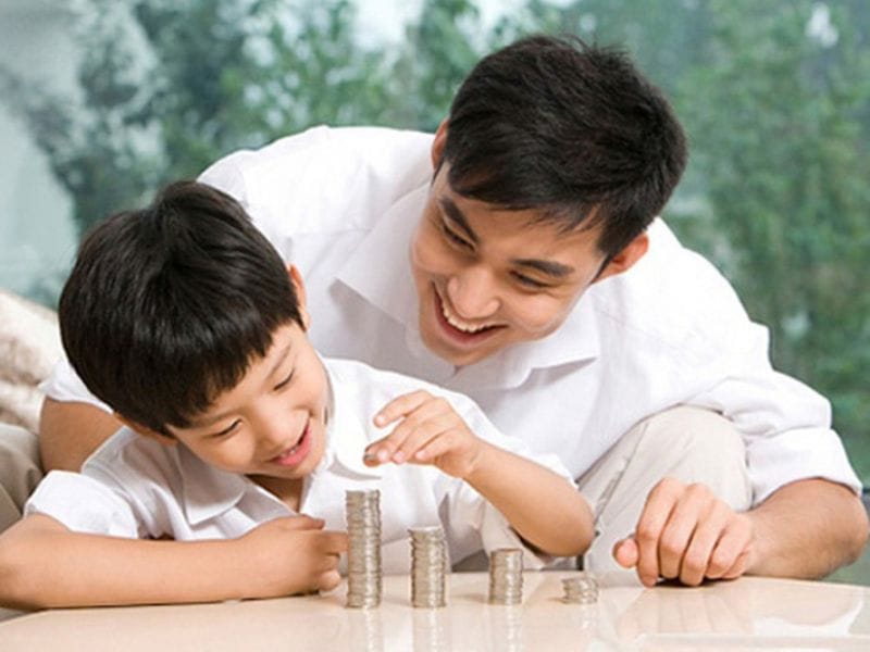 Trang bị tư duy sử dụng tiền đúng cho con