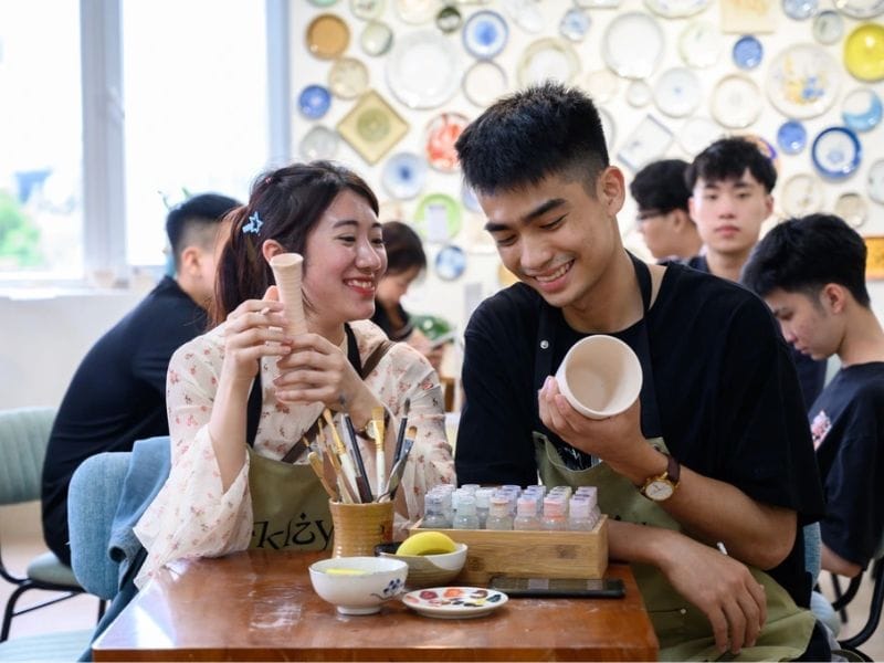 Biết lắng nghe câu chuyện của người khác