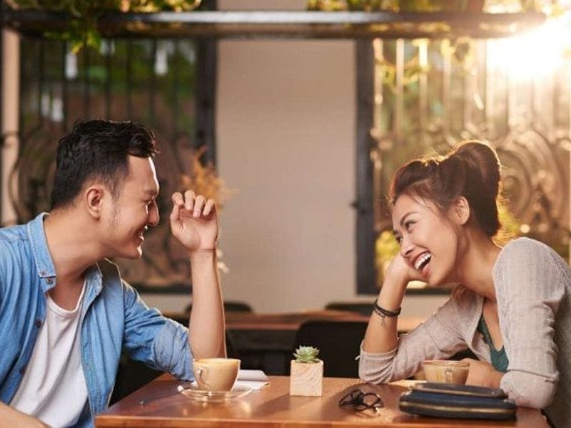 Luôn đặt lại câu hỏi với nàng trong lúc nói chuyện